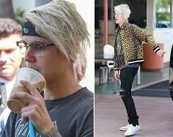 Secondo me gli stanno bene col suo faccino da bimbominkia un normie con questi capelli sarebbe percepito come un cesso sciatto. Justin Bieber Cambia Look Gossip