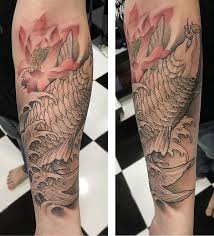 Một bức tranh có một đứa trẻ tay ôm một con cá chép, bên cạnh là một đóa hoa sen biểu thị cuộc sống sung túc, đầy đủ? Hinh XÄƒm Ca Chep á»Ÿ Tay Ä'áº¹p Tattoo Ca Chep Full Tay