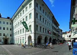 Inizialmente nota come banca di trento, essa assume la denominazione attuale soltanto dopo la seconda guerra mondiale, ma già negli anni '30 dà il via alla sua opera di espansione aprendo filiali in tutto il. Trentino Alto Adige Bolzano Palazzo Poch Kaiserkrone Banca Di Trento E Bolzano Artribune