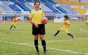 Jumlah wasit sepak bola ada 1 wasit utama serta 2 asisten wasit. Mengenal Deliana Fatmawati Kaban Wasit Fifa Asal Indonesia Sport Tempo Co