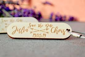 Prinzipiell gilt für den versand von save the date karten: 5er Set Save The Date Karte Als Schlusselanhanger Aus Holz Mit Gravur Hochzeit Grapefruit De