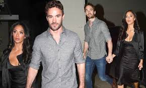 Nicole scherzinger lance alors un appel à ses fans afin d'aider les autorités à retrouver le conducteur qui a pris la fuite 88, 89, 90. Nicole Scherzinger And Boyfriend Thom Evans Look Loved Up At E Baldi In Beverly Hills Daily Mail Online