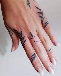 Tatouages Aux Mains Les Motifs Les Plus Tendance Du Moment In 2020 Hand Tattoos Finger Tattoo For Women Tattoos
