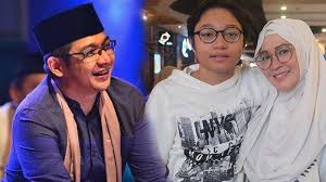 Pasha Ungu Dan Okie Agustina Kompak Hadiri Wisuda Sang Anak Meski Sudah Bercerai Intip Potretnya Halaman All Tribun Jatim