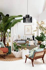 Paire de grand vase émaillée et rehaussées d'or , à décor de trèfles , d'iris , de grandes feuilles de monstera , et de fleurs de violettes. H M Home Meubles Et Decoration Printemps Ete 2020 Nouvelle Collection Verte Planete Deco A Homes World Boho Living Room H M Home Home