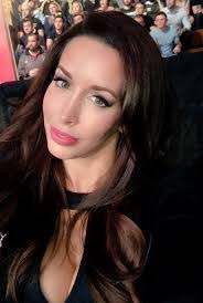 Edith Labelle's Instagram, Twitter & Facebook