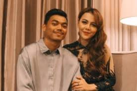 Ratu rizky nabila seorang model resmi menikah dengan pemain sepak bola persija jakarta, alfath fathier. Berita Terpopuler Alfath Fathier Mati Kutu Maia Estianty Tanggung Tes Dna Anak Ratu Rizky Nabila Hingga Gerak Gerik Istri Muda Ustaz Abdul Somad Jadi Sorotan Grid Fame