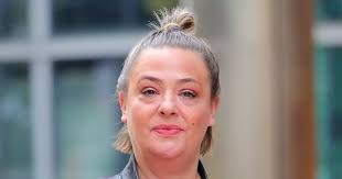 She is one of famous journalist with the age years old group. Kkei 2iynnv3mm