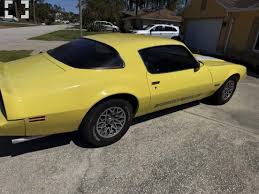 Photo À 83 ans il vend sa Pontiac Firebird 100  d'origine car il ne peut ...