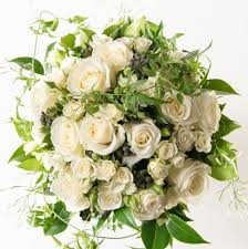 Red roses symbolize love and desire, but roses come in a variety of colors and each has their own meaning. Gift Flowers Madrid Special Royal White Roses