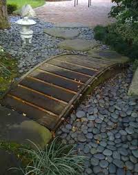 Vervollstandigen Sie Ihren Garten Mit Einer Wunderschonen Mini Brucke Das Sieht In Jedem Garten Toll Aus Kleiner Japanischer Garten Gartenbrucke Gartendesign Ideen