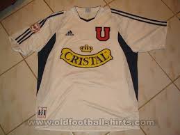 La universidad de chile visita este domingo al colo colo en el estadio monumental, donde los azules no han logrado batir a su eterno rival en los último 20 años, en una nueva edición del superclásico del fútbol chileno, de la quinta jornada del campeonato, que se abre este viernes con el partido entre el. Universidad De Chile Home Camiseta De Futbol 2004