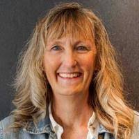 Leeann Larsen's Instagram, Twitter & Facebook