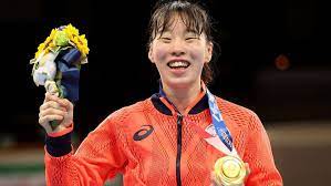 Japan's irie sena beat great britain's karris artingstall to the punch, but only just, after their boxing women's featherweight semifinal was called on a split decision at tokyo 2020. Msog4 4isyp4im