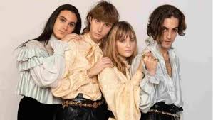 I måneskin sono un gruppo rock italiano originario di roma e composto da damiano david (voce), victoria de angelis (basso), thomas raggi (chitarra) ed ethan torchio (batteria). The Maneskin The Story Of A Growing Success English News