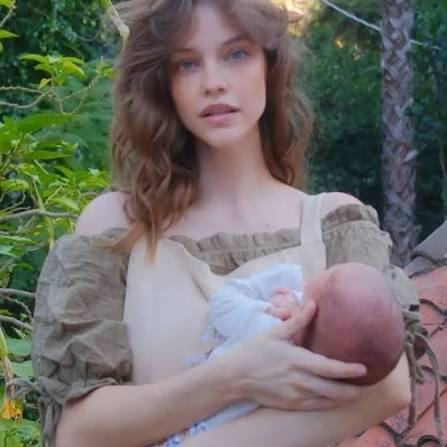 Anne Olduktan Sonra İlk Doğum Günü! Barbara Palvin Kızıyla Masalsı  Pozlarını Paylaştı Çiçeği burnunda anne Barbara Palvin, kızı Sylvie ile  doğada çekilen uyumlu pozlarını paylaştı. 33. yaşını kutlaya