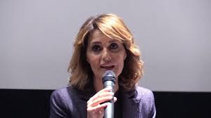 Di notte però si trasforma nella befana, con tutti gli acciacchi della terza (anzi, cinquecentesima) età e le incombenze di chi è preposto ad le perplessità riguardano l'esilità della trama, ben lontana dalla complessità dei migliori film per famiglie americani, e il target cui la befana vien di notte si rivolge. Paola Cortellesi Parla Del Film La Befana Vien Di Notte Youtube