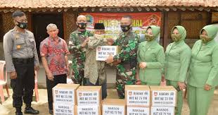 Klaten Dalam Rangka Memperingati Hut Ke 75 Tni Komandan Kodim 0723 Klaten Letkol Inf Joni Eko Praasetyo S I P Bersama Ketua Persit Ka Di 2020 Malang Pedesaan Penuaan