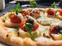 Assaggiata in una pizzeria di milano nel corso dei festeggiamenti per i 5 anni di attività, la pizza con pesto di rucola e pomodorini mi ha conquistata. Sasa 2 0 Pizza Bianca Con Pesto Di Basilico Calamari Facebook