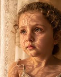 ثمّة بيوت تفتح لك قلبها وهي تفتح لك الباب. وأخرى معتمة، مغلقة على أسرارها،  ستبقى غريبًا عنها، وإن كنت صاحبها.