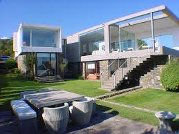 Ubicada entre los balnearios de maitencillo por el sur y zapallar por el norte. Casa Costa Cachagua Saenz Propiedades