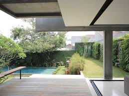 Taman dengan desain zen minimalis ini hanya memerlukan luas bahkan dimulai dari 1 x 2 meter saja. 8 Inspirasi Menata Halaman Belakang Rumah Agar Penghuni Makin Betah Lifestyle Liputan6 Com