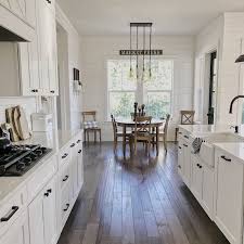 Apr 16, 2021 · this soft neutral on the lower cabinets is called woodrow wilson putty by valspar ®. Modern Farmhouse Kitchen White Shaker Cabinets Novocom Top