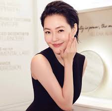From 1994 to 2001, she was a member of the pop duo asos (originally called sos for sisters of shu, the name was changed to asos for legal reasons) with her youngest sister dee hsu. Taiwanese Host Dee Hsu Does Not Allow Daughters To Date Until They Reach 18 The Independent Singapore News
