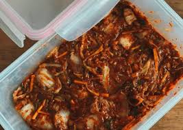 Masukkan kecap asin, minyak sayur ke dalam mangkuk. Recipe Appetizing Mak Kimchi Vegan Friendly