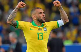 أعلن ليونيل سكالوني، المدير الفني لمنتخب الأرجنتين، قائمة بلاده للمشاركة في كأس كوبا أمريكا. Ø¯Ø§Ù†ÙŠ Ø£Ù„ÙÙŠØ³ ÙŠØ¸Ù‡Ø± Ø¨Ø´Ø¹Ø§Ø± Ø¨Ø±Ø´Ù„ÙˆÙ†Ø© ÙˆÙŠÙˆØ¬Ù‡ Ø±Ø³Ø§Ù„Ø© ØºØ§Ù…Ø¶Ø© Ø¨Ø·ÙˆÙ„Ø§Øª