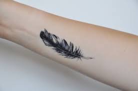 Das handgelenk ist perfekt für die kleinen und feinen tätowierungen. 23 Feder Tattoo Designs Auf Verschiedenen Korperstellen Feder Tattoo Feder Tattoo Handgelenk Tattoo Ideen