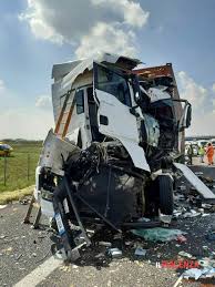 La coda si era creata a causa di un incidente nella carreggiata opposta: Tamponamento Tra Tir In A1 Un Morto Traffico Deviato E Code Sulla Via Emilia