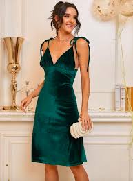 Girls often open up their wardrobes and fail to put together a look that can make them the highlight of the evening. Christmas Dinner Party Outfit Ideas Dinner Party Outfits Dresses Cami Dress