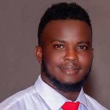 Ayiti chita sou lanmè lespwa, Men li tranble anba move lwa. Gouvènman pase,  gouvènman vini, Se menm mizè, menm vyolans ki fini. Politik tounen jwèt  malonèt, Moun san moral ap fè lajan