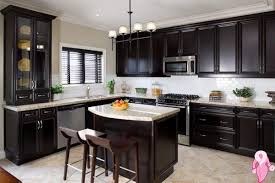 İnsanlar genel itibariyle mutfağın nasıl dekore edilmesi gerektiğini, dolapların ya da duvarın rengi konularında kafa karışıklığı yaşadığını söylemek mümkün. Dekorasyon Kadinlar Kulubu