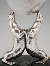 Dans le magasin de carvin, de nombreux modèles et ambiances sont là pour vous inspirer : Art Deco Silvered Lamp Of Two Seal Playing With A Ball Deconamic