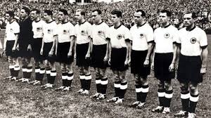 Jogadores alemães comemoram o surpreendente título mundial (imagem: La Historia De Suiza 1954
