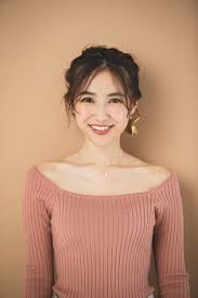 ヘアアレンジが瞬間で小顔 すぐできる 今ドキ前髪 を知っておこう 超簡単で即今っぽい まとめ髪 ロング 前髪 ヘアメイク