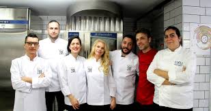 Şef akademi yarışmacıları, türkiye'nin ünlü şefleri arda türkmen, ali ronay ve gurme ayhan sicimoğlu karşısında yemek konusundaki kabiliyetlerini sergileyecekler.detayı gizle. Chefs Jars Chefs Jars Seflerinin Usla Lezzet Akademisi Etkinligi Hurriyet Kelebek Te