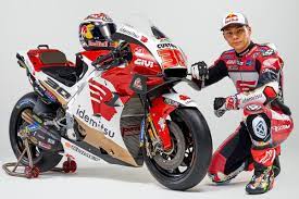 It was a pretty bad wednesday for the honda troops (but not only). Photo Video Lcr Completes Unveil With Idemitsu Backed Nakagami S Bike