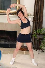 Thick over 30 woman Moxy poses nude after working out at home - Pichunter