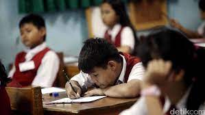 Petani sedang giat menanam padi dan memanen padi. Imbas Corona Pemkab Bogor Perpanjang Giat Belajar Di Rumah Sampai 11 April