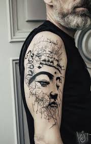 Koit Tattoo Buddha Arm Black Piece Graphic Geometric Spiritual Style Berlin Travelling Tattoo Spirituelle Tattoos Buddha Tattoo Oberarm Tatowierungen