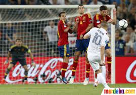 Tendangan Bebas Karim Benzema Pada Menit Ke 26 Masih Melambung Di Atas Mistar Iker Casillas Spain Vs France Bend It Like Beckham Euro 2012
