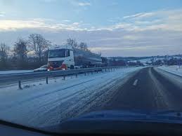 Interdictions générales et complémentaires : Neige Et Verglas Prolongation De L Interdiction De Circuler Pour Les Poids Lourds Dans L Orne L Orne Combattante