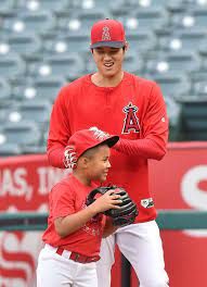 ohtani shohei 17 二刀流 on twitter shohei with the sons of his teammates shohei gonna be a great dad in the future baseball players baseball guys