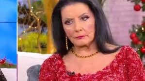 Bόλτα στο κέντρο της αθήνας έκανε η ζωζώ σαπουντζάκη, όταν τη συνάντησε ο φωτογραφικός μας φακός. Zwzw Sapoyntzakh Ekana Spagkato Ki Exasa To Paidi Epa8a Palindromo Zappit