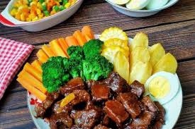 Setelah bawang layu, baru masukkan semua bahan saus kecuali tepung mazeina. Resep Bistik Daging Sapi Empuk Khas Jawa