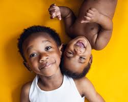 Everything is funnier when big brother is around. Have you scheduled your  milestone update yet? #marthasvineyardnewbornphotographer #halfayearalready  #capturethejourney