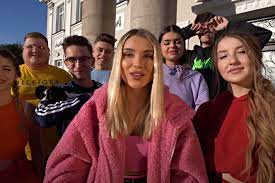 Na groove.pl znajdziesz najdokładniejsze tekstowo tłumaczenia piosenek w polskim internecie. Team X 2 Piosenka Siedem Robi Furore W Sieci O Czym Jest Hit Polskiego Youtube A Tekst Eska Pl